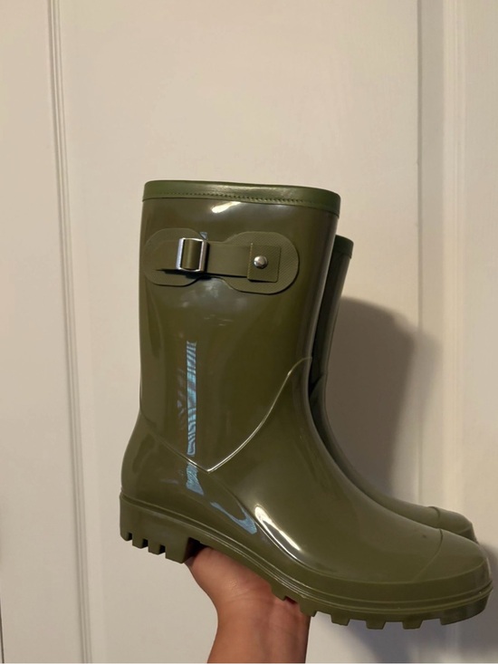 Shoes - Green Rain Boots!